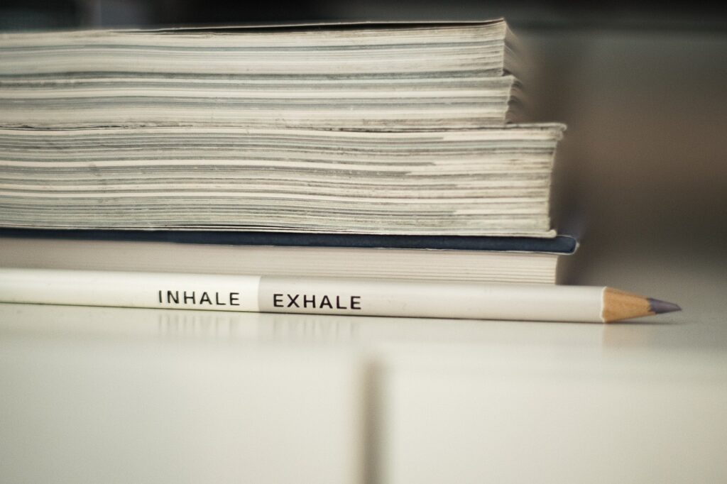 Boek met potlood waarop staat inhale exhale